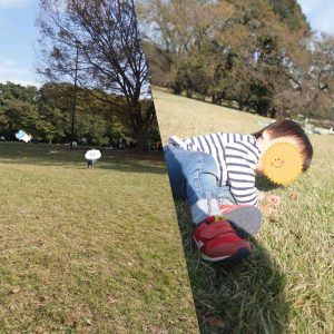 砧公園芝生の上で遊ぶ男の子の画像